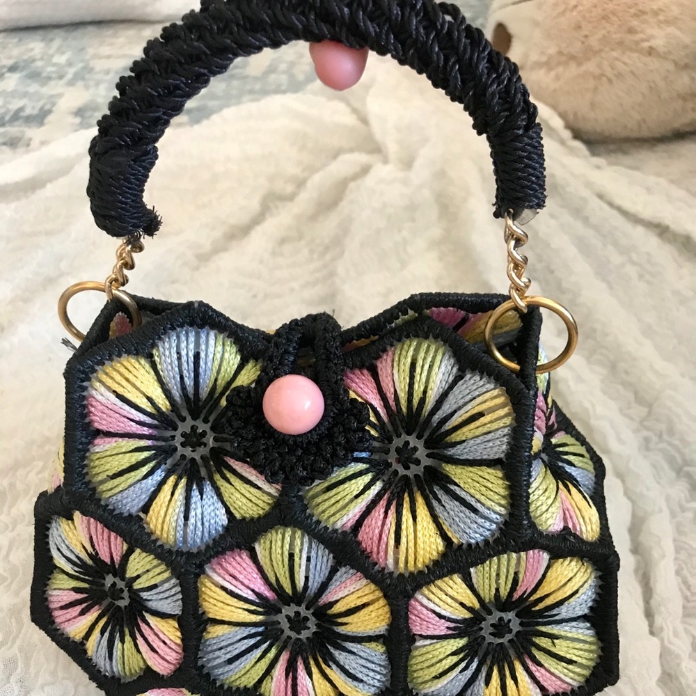 Vintage 70s flower power handbag.